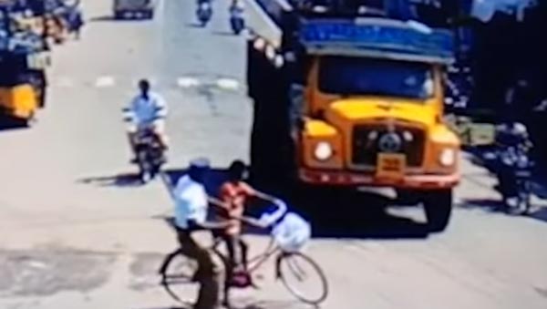 ट्रैफिक पुलिस ने बचाई साइकिल सवार बच्चे की जान, सोशल मीडिया पर हो रही है तारीफ