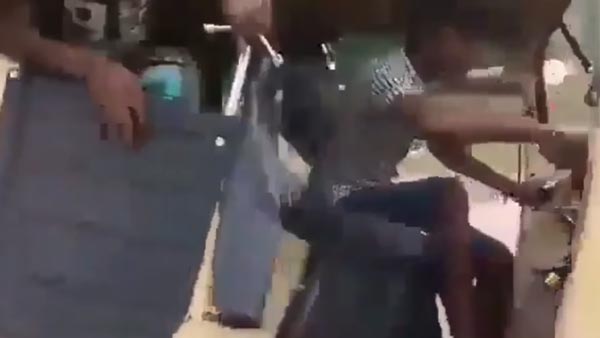 चलती ऑटो रिक्शा का बदल दिया पहिया, खतरनाक स्टंट का वीडियो हो रहा है वायरल