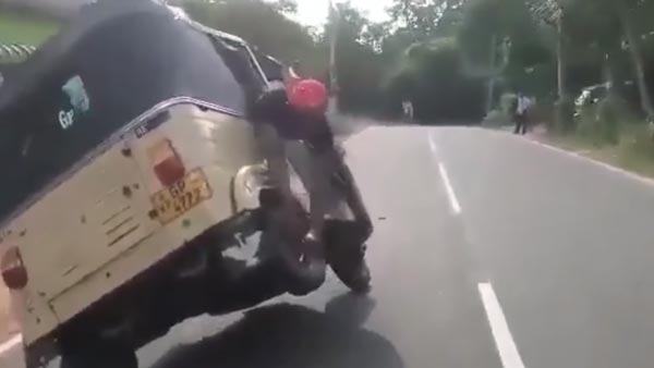चलती ऑटो रिक्शा का बदल दिया पहिया, खतरनाक स्टंट का वीडियो हो रहा है वायरल
