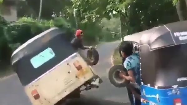 चलती ऑटो रिक्शा का बदल दिया पहिया, खतरनाक स्टंट का वीडियो हो रहा है वायरल