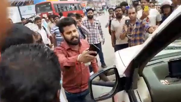 टाटा सफारी में बिना सीट बेल्ट लगाए जा रहे थे पुलिसवाले, लोगों ने किया कड़ा विरोध