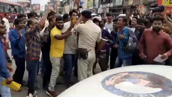 टाटा सफारी में बिना सीट बेल्ट लगाए जा रहे थे पुलिसवाले, लोगों ने किया कड़ा विरोध