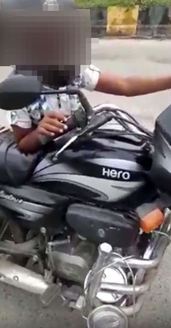 बाइक चलाते हुए 8 साल के बच्चे का वीडियो हुआ वायरल, पिता पर हुआ भारी-भरकम चालान