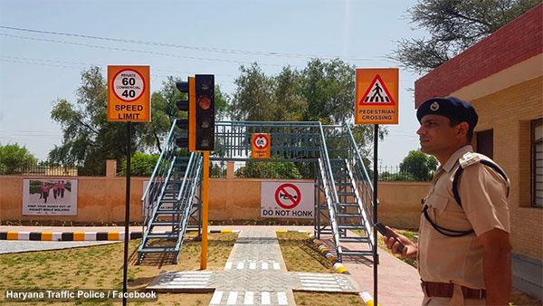 हरियाणा ट्रैफिक पुलिस ने चलाया जागरूकता अभियान, फूल बांट कर कहा नियम का पालन करें