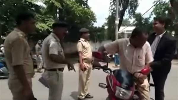 बिना हेलमेट डिस्ट्रिक्ट मजिस्ट्रेट कर रहे थे बाइक की सवारी, ट्रैफिक पुलिस ने रोका बिना हेलमेट डिस्ट्रिक्ट मजिस्ट्रेट कर रहे थे बाइक की सवारी, ट्रैफिक पुलिस ने रोका