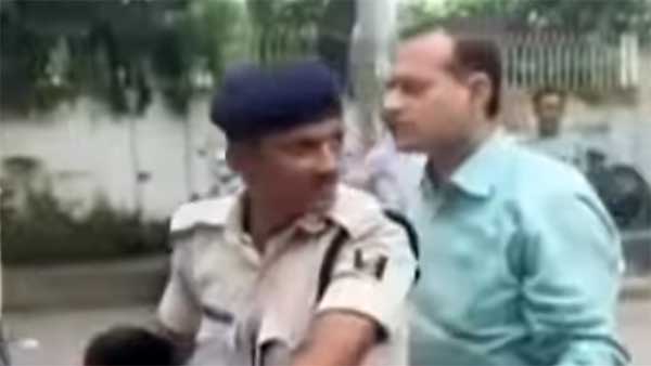 बिना हेलमेट डिस्ट्रिक्ट मजिस्ट्रेट कर रहे थे बाइक की सवारी, ट्रैफिक पुलिस ने रोका बिना हेलमेट डिस्ट्रिक्ट मजिस्ट्रेट कर रहे थे बाइक की सवारी, ट्रैफिक पुलिस ने रोका