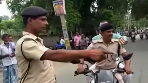 बिना हेलमेट डिस्ट्रिक्ट मजिस्ट्रेट कर रहे थे बाइक की सवारी, ट्रैफिक पुलिस ने रोका बिना हेलमेट डिस्ट्रिक्ट मजिस्ट्रेट कर रहे थे बाइक की सवारी, ट्रैफिक पुलिस ने रोका