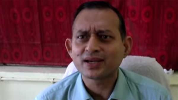 बिना हेलमेट डिस्ट्रिक्ट मजिस्ट्रेट कर रहे थे बाइक की सवारी, ट्रैफिक पुलिस ने रोका बिना हेलमेट डिस्ट्रिक्ट मजिस्ट्रेट कर रहे थे बाइक की सवारी, ट्रैफिक पुलिस ने रोका