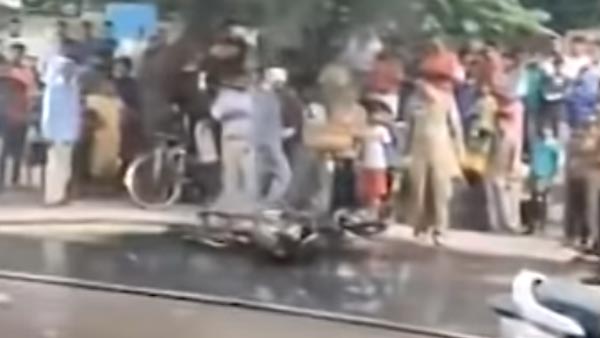 चालान काटने से गुस्साए शख्स ने बाइक में लगाई आग, पुलिस ने काटा दोगूना चालान