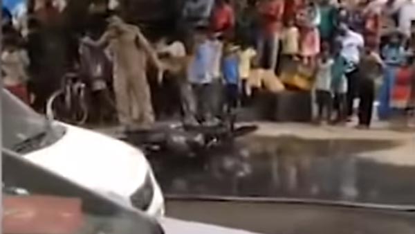 चालान काटने से गुस्साए शख्स ने बाइक में लगाई आग, पुलिस ने काटा दोगूना चालान