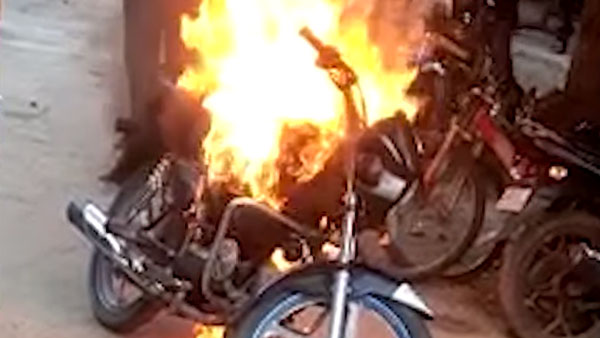 चालान काटने से गुस्साए शख्स ने बाइक में लगाई आग, पुलिस ने काटा दोगूना चालान