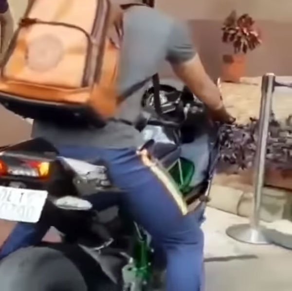 धोनी कावासाकी निंजा एच2 सुपरबाइक चलाते दिखे, जानिये इस दमदार बाइक में क्या है खास