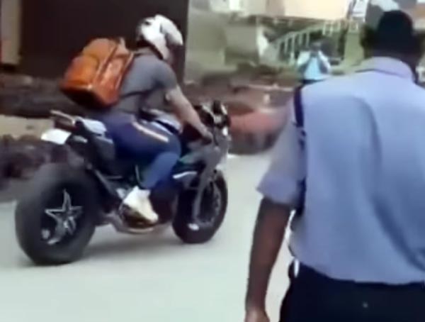 धोनी कावासाकी निंजा एच2 सुपरबाइक चलाते दिखे, जानिये इस दमदार बाइक में क्या है खास