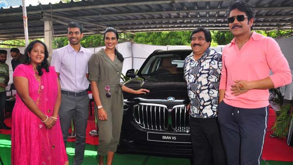 फिल्म स्टार नागार्जुना ने बैंडमिटन चैंपियन पीवी सिंधु को बीएमडब्ल्यू एक्स 5 से किया सम्मानित