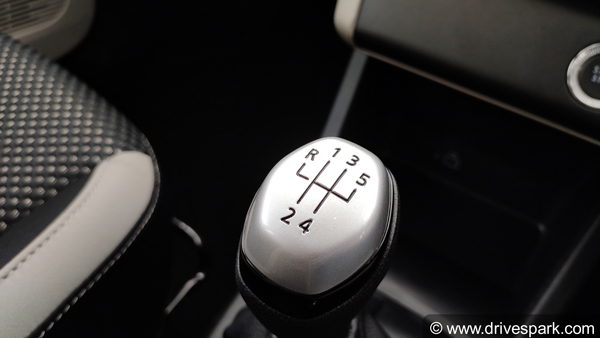 रेनॉल्ट ट्राइबर रिव्यू: इंजन परफॉर्मेंस ड्राइविंग अनुभव पढ़े