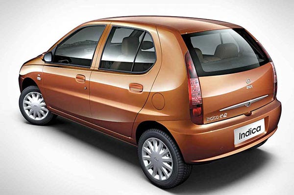 टाटा इंडिका कार चल चुकी है 5.85 लाख किलोमीटर, मालिक को किया गया सम्मानित