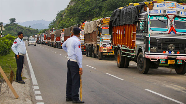 ट्रैफिक फाइन ट्रक 6.5 लाख रुपयें ओडिशा सबसे बड़ा ट्रैफिक फाइन ट्रैफिक फाइन ट्रक 6.5 लाख रुपयें ओडिशा सबसे बड़ा ट्रैफिक फाइन