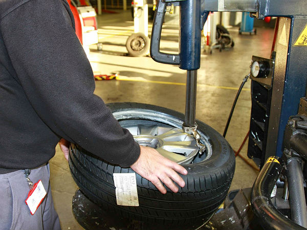 टायर का रंग काला क्यों जानकारी लाभ पहला टायर टायर का रंग काला क्यों जानकारी लाभ पहला टायर
