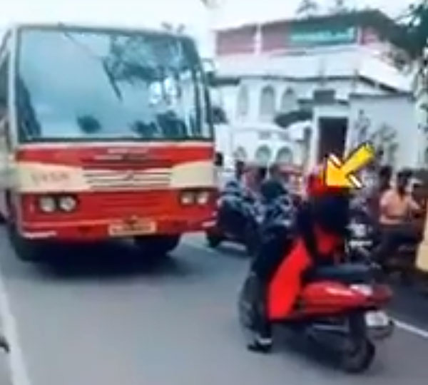 महिला ने गलत लेन पर चल रही बस को रोका, वीडियो हुआ वायरल