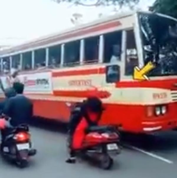 महिला ने गलत लेन पर चल रही बस को रोका, वीडियो हुआ वायरल