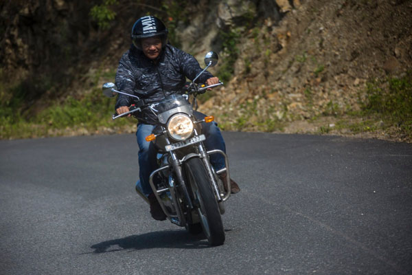 यह मुख्यमंत्री कर रहा रहा रॉयल एनफील्ड बाइक की सवारी, जाने क्या है वजह 