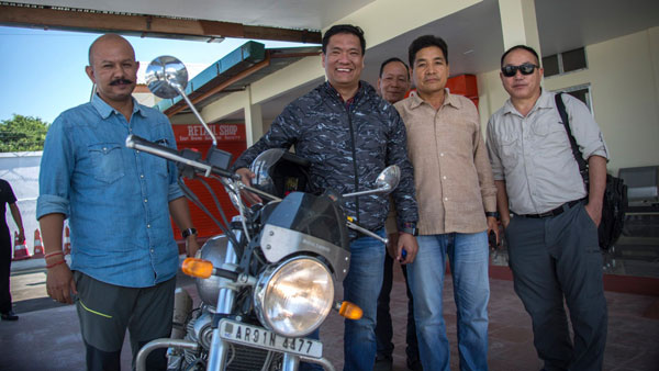 यह मुख्यमंत्री कर रहा रहा रॉयल एनफील्ड बाइक की सवारी, जाने क्या है वजह 