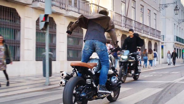 नई फिल्म में बीएमडब्ल्यू की बाइक चला रहे हैं ऋतिक और टाइगर, जानिये इसकी खासियत