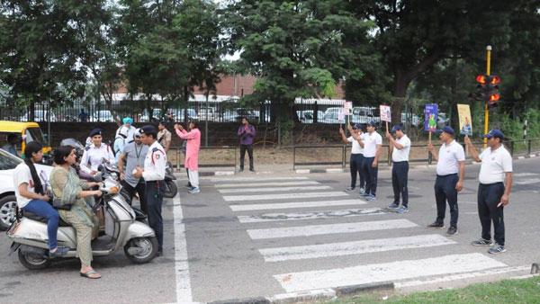 2000 महिलाओं का कटा चालान, बिना हेलमेट के चला रही थी गाड़ी 