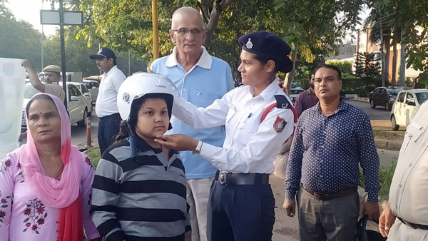 2000 महिलाओं का कटा चालान, बिना हेलमेट के चला रही थी गाड़ी 