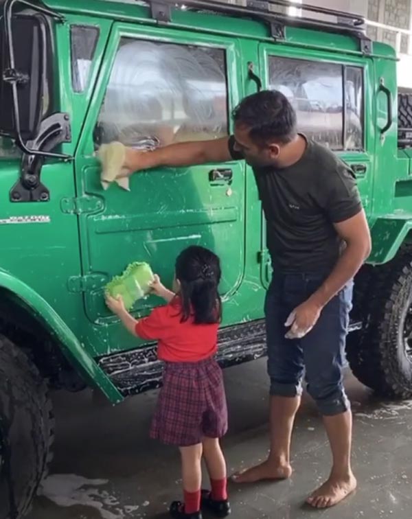 जीवा ने पापा एमएस धोनी संग चमकाई नई निसान जोंगा कार, देखें वायरल हो रहा वीडियो