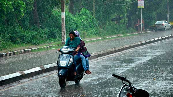 चेन्नई आरटीओ ने जींस और कैपरी पहनकर ड्राइविंग टेस्ट देने आई महिलाओं को रोका, जबरन थोप रहे ड्रेस कोड चेन्नई आरटीओ ने जींस और कैपरी पहनकर ड्राइविंग टेस्ट देने आई महिलाओं को रोका, जबरन थोप रहे ड्रेस कोड