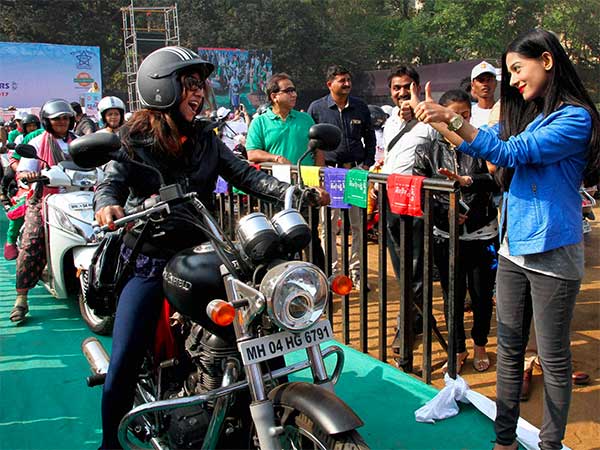 चेन्नई आरटीओ ने जींस और कैपरी पहनकर ड्राइविंग टेस्ट देने आई महिलाओं को रोका, जबरन थोप रहे ड्रेस कोड चेन्नई आरटीओ ने जींस और कैपरी पहनकर ड्राइविंग टेस्ट देने आई महिलाओं को रोका, जबरन थोप रहे ड्रेस कोड