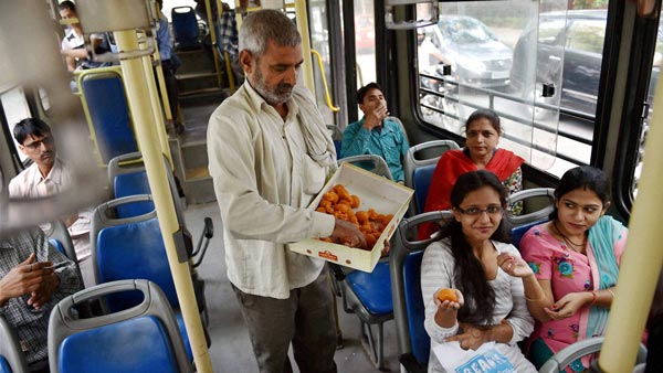 दिल्ली महिला डीटीसी व क्लस्टर बसों में सफर मुफ्त आज से