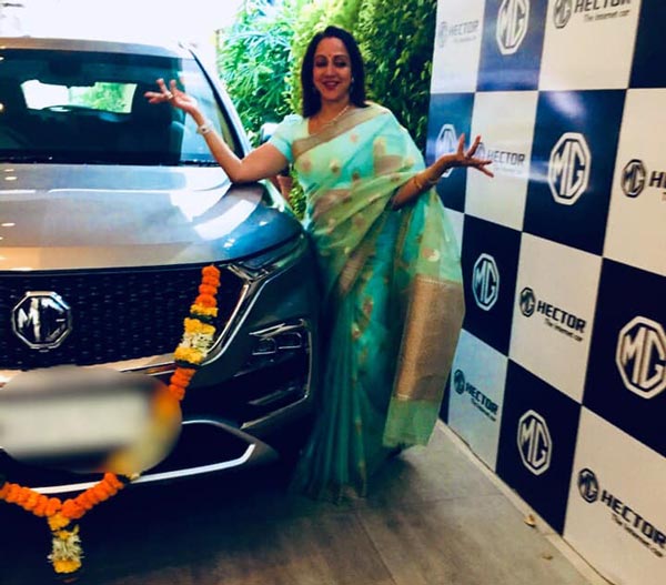 हेमा मालिनी ने खरीदी एमजी हेक्टर, देखें एसयूवी की डिलीवरी का वीडियो