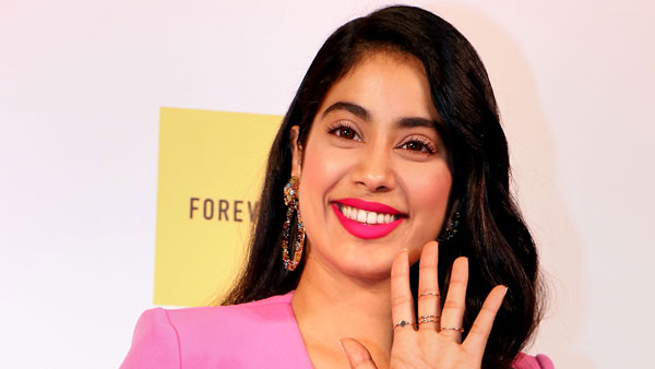 जान्हवी कपूर मर्सिडीज कार श्रीदेवी संबंध कीमत 2 करोड़ रुपयें