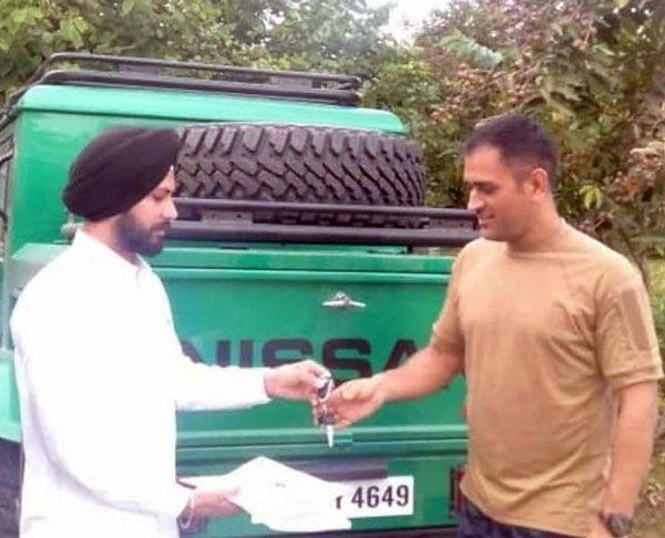 धोनी ने खरीदी 20 साल पुरानी निसान जोंगा कार, कभी भारतीय सेना करती थी इस्तेमाल