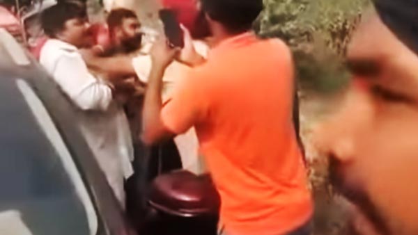 उत्तरप्रदेश बीजेपी नेता ट्रैफिक हटाने लहरायी बंदूक लोगों ने पीटकर किया बुरा हाल