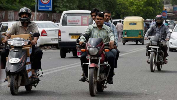 ट्रैफिक चालान पुलिसवाले ने खुद का काटा जुर्माना बिना हेलमेट 5000 रुपयें वीडियो