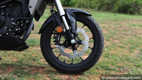 बाइक में दिए जाने वाले ये सेफ्टी फीचर्स हैं बहुत जरूरी, जानिए कैसे बचाते हैं आपकी जान