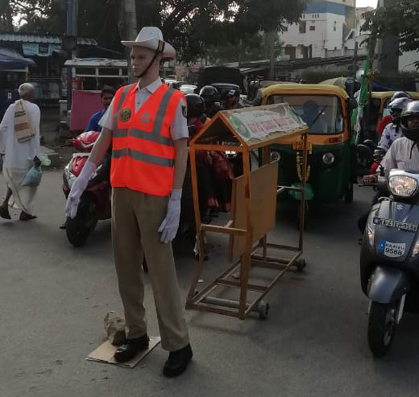 अब ट्रैफिक नियम तोड़ने से रोकेंगे पुतले, बेंगलुरु पुलिस ने शुरु की अनोखी पहल
