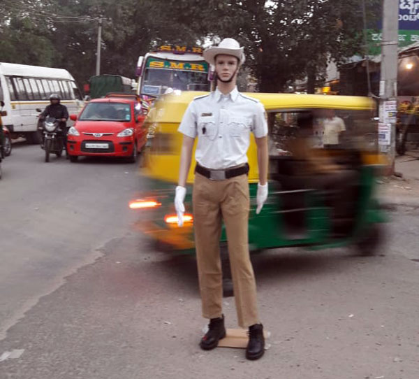 अब ट्रैफिक नियम तोड़ने से रोकेंगे पुतले, बेंगलुरु पुलिस ने शुरु की अनोखी पहल