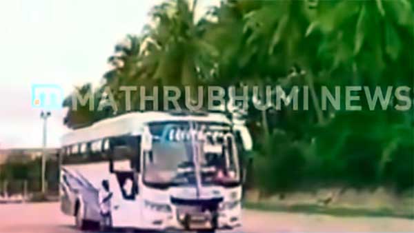 बस ड्राइवर कर रहा था खतरनाक स्टंट, पुलिस ने हिरासत में लेकर रद्द किया लाइसेंस बस ड्राइवर कर रहा था खतरनाक स्टंट, पुलिस ने हिरासत में लेकर रद्द किया लाइसेंस