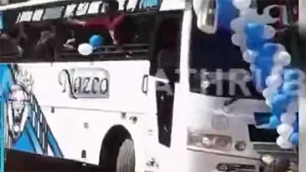 बस ड्राइवर कर रहा था खतरनाक स्टंट, पुलिस ने हिरासत में लेकर रद्द किया लाइसेंस बस ड्राइवर कर रहा था खतरनाक स्टंट, पुलिस ने हिरासत में लेकर रद्द किया लाइसेंस