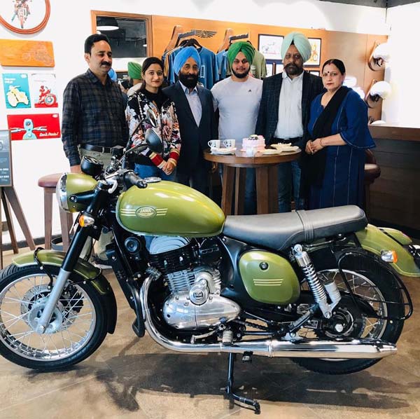 बुकिंग के महज 16 दिनों के भीतर ग्राहक को मिली जावा 42 बाइक, देखें तस्वीरें