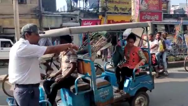 नो-एंट्री में रिक्शा चलाना पड़ा महंगा, ट्रैफिक पुलिस ने तोड़ डाला हेडलाइट