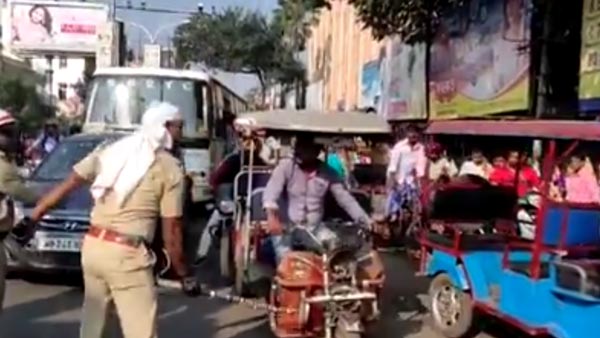 नो-एंट्री में रिक्शा चलाना पड़ा महंगा, ट्रैफिक पुलिस ने तोड़ डाला हेडलाइट