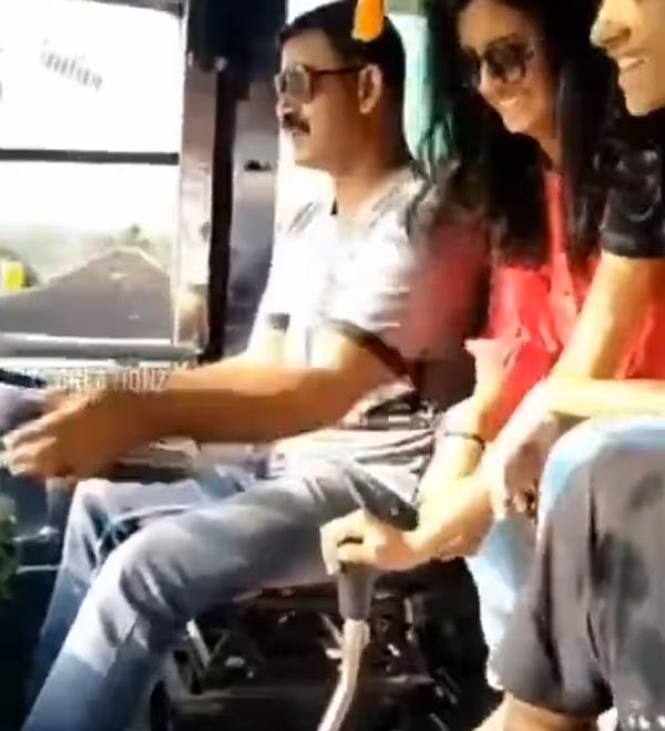 लड़कियों ने मस्ती में बदला बस का गियर, रद्द हुआ ड्राइवर का लाइसेंस
