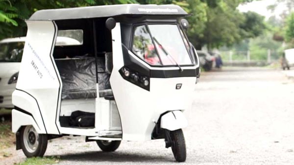 भारत ने नेपाल को दो इलेक्ट्रिक वाहन किया भेंट, बुजुर्गो तीर्थयात्रियों की करेंगे मदद