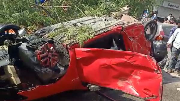 हैदराबाद में फ्लाईओवर से नीचे गिरी तेज रफ्तार कार, महिला की हुई दर्दनाक मौत हैदराबाद में फ्लाईओवर से नीचे गिरी तेज रफ्तार कार, महिला की हुई दर्दनाक मौत