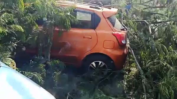 हैदराबाद में फ्लाईओवर से नीचे गिरी तेज रफ्तार कार, महिला की हुई दर्दनाक मौत हैदराबाद में फ्लाईओवर से नीचे गिरी तेज रफ्तार कार, महिला की हुई दर्दनाक मौत